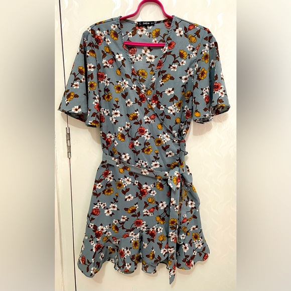 SHEIN Dresses & Skirts - Shein wrap floral dress•Size:Small•Floral•Fabric:Viscose